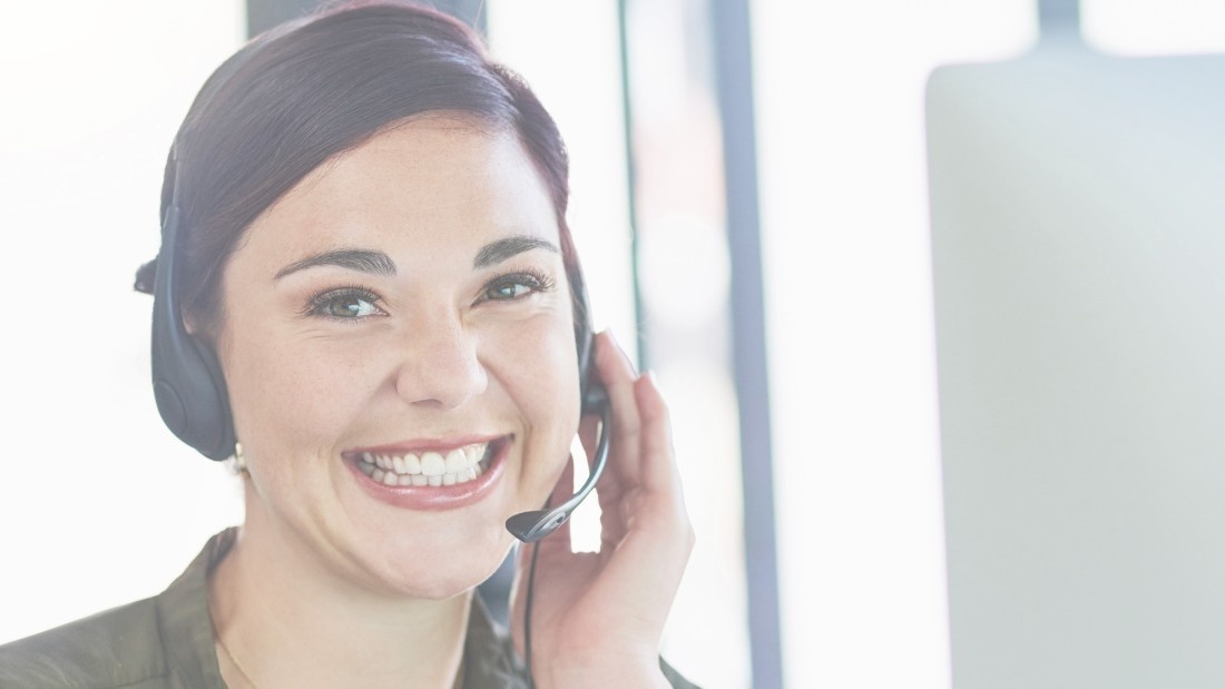 Lächelnde Frau mit Headset