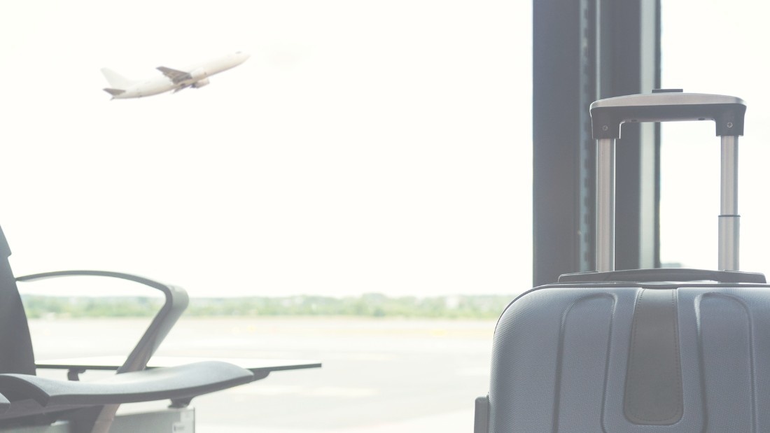 Koffer am Fenster im Flughafen